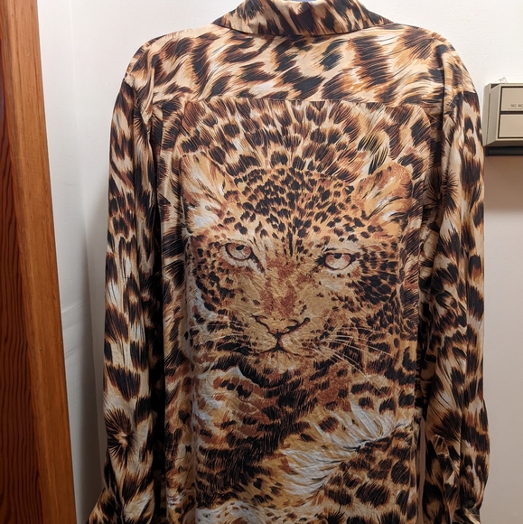The Avenue women's 14/16 leopard print silk long sleeved button up top - Picture 4 of 6